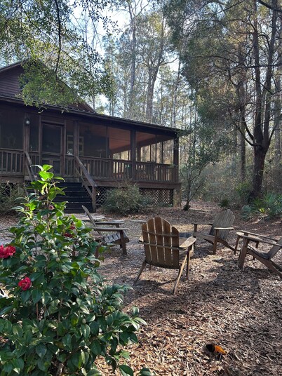 Cozy 2-bedroom cabin on the river in Vancleave