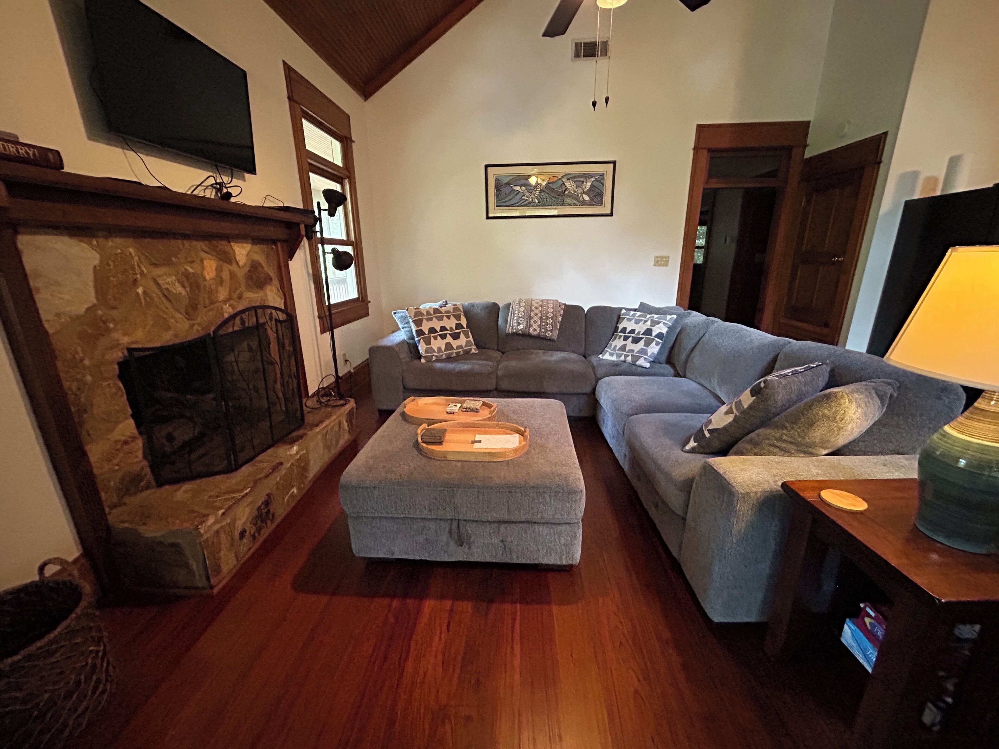 TV connectée, lecteur de DVD, livres