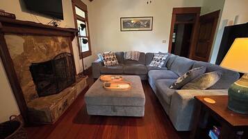 TV connectée, lecteur de DVD, livres