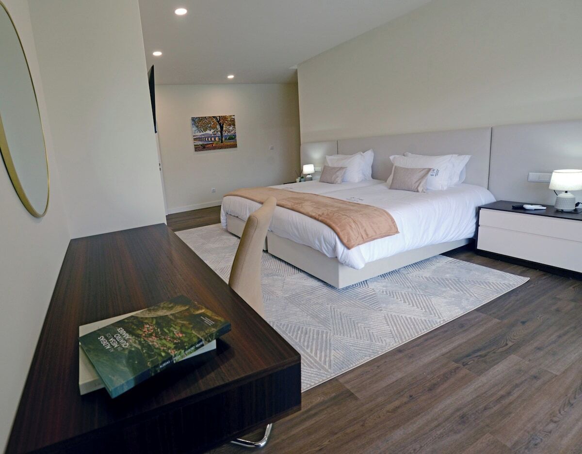 6 bedrooms, iron/ironing board, WiFi, bed sheets
