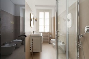 Ein modernes Badezimmer mit einer Bidet, Toilette und Waschbecken.