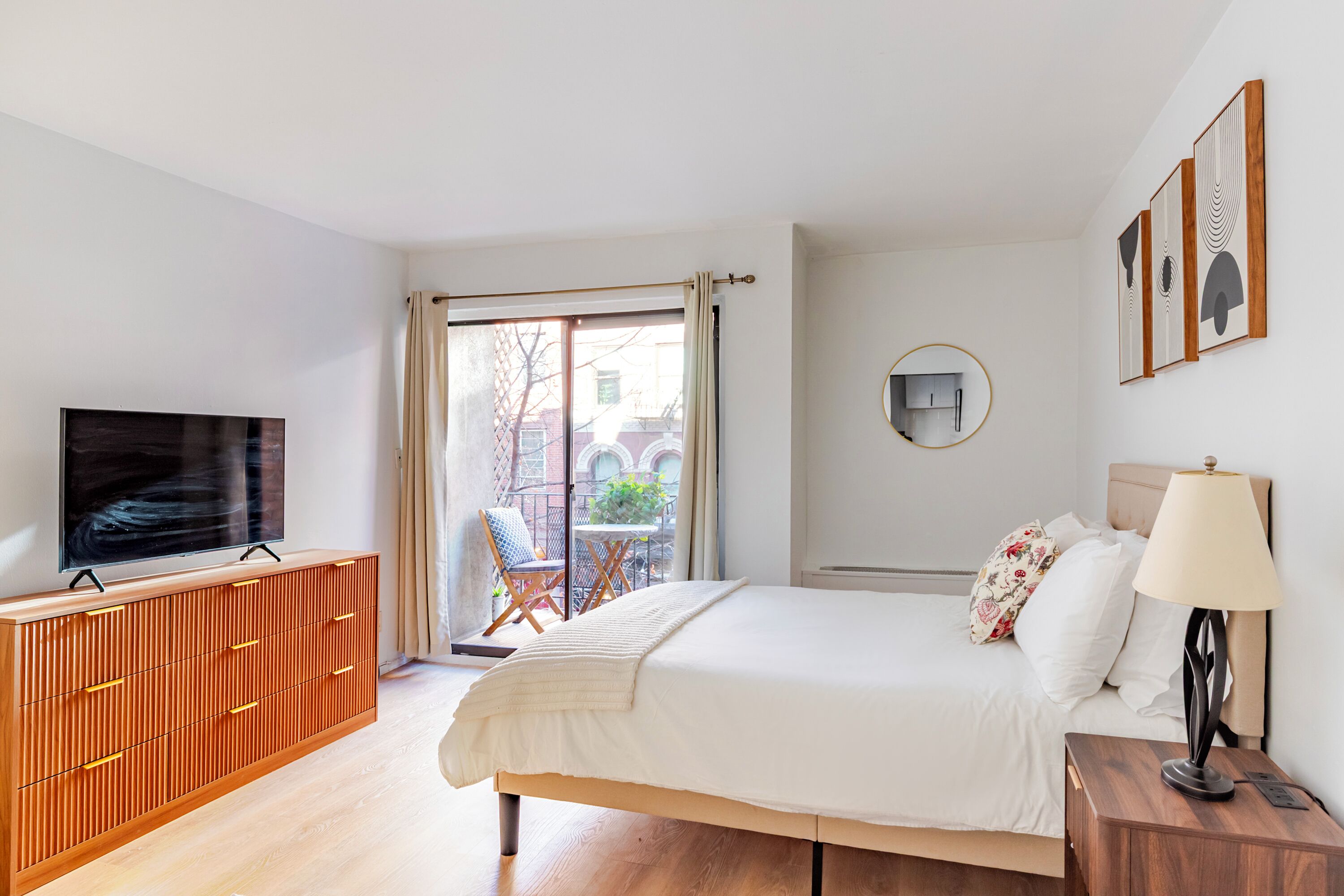 Tabla de planchar con plancha, wifi y ropa de cama 