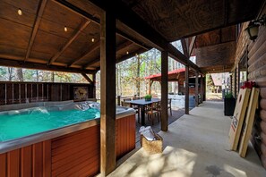 Outdoor spa tub - Waterfront Cabin • Pond • Hot Tub • Great Location (Broken Bow)