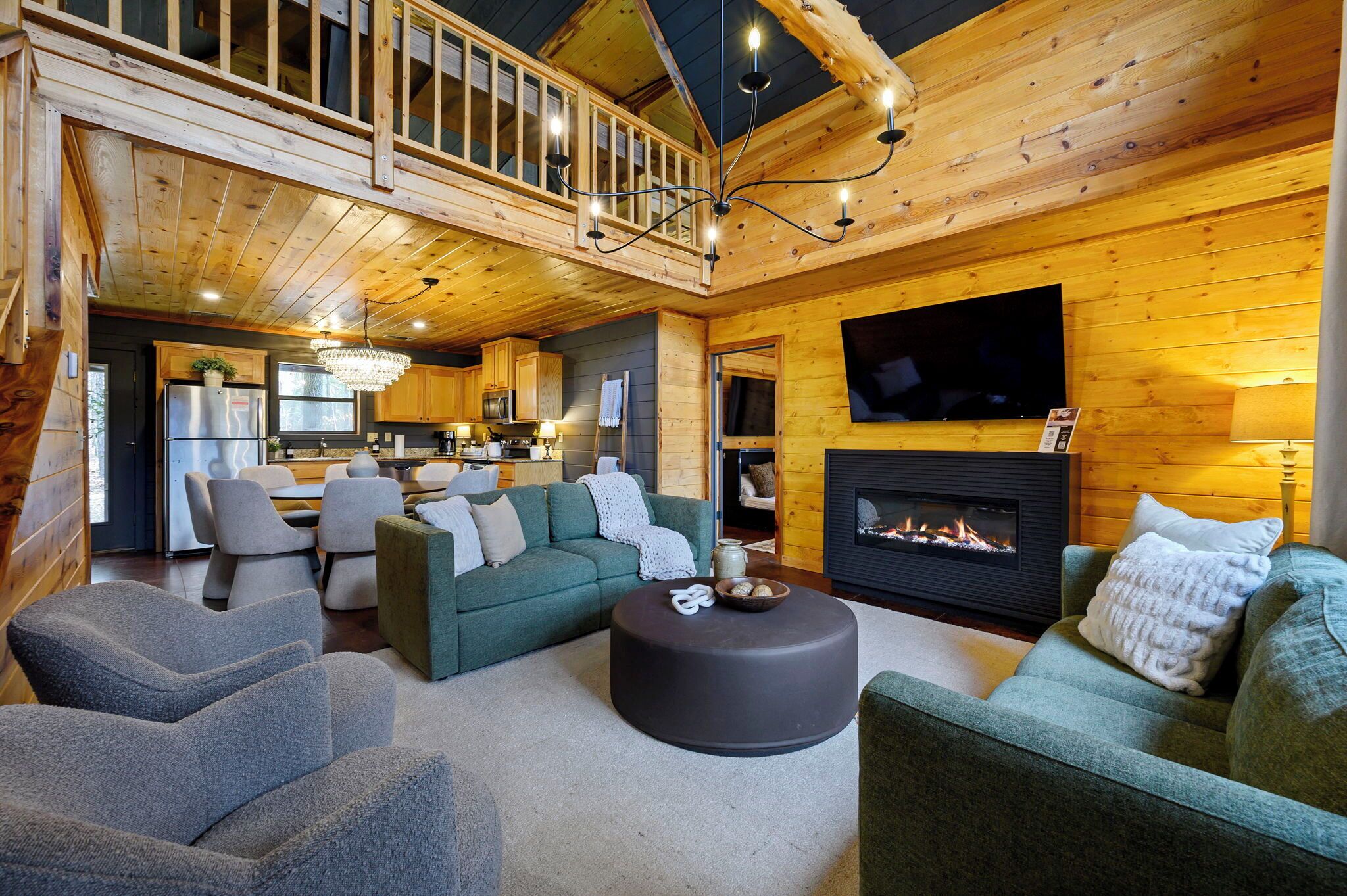 TV connectée, cheminée, livres, vidéothèque