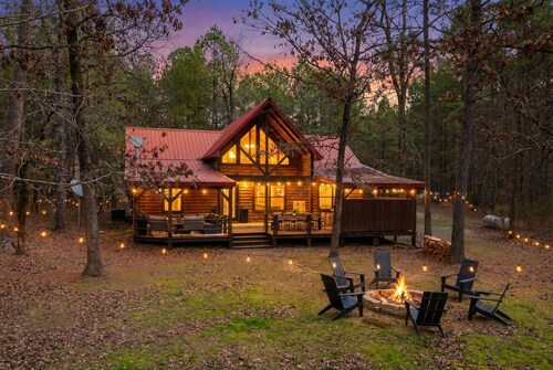 Waterfront Cabin • Pond • Hot Tub • Great Location