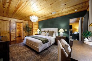 3 bedrooms, desk, free WiFi, bed sheets - Waterfront Cabin • Pond • Hot Tub • Great Location (Broken Bow)
