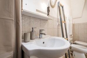 Shower, bidet - GuestHost - Civic 32 Functional Studio (Ostuni)