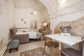 Iron/ironing board - GuestHost - Civic 32 Functional Studio (Ostuni)