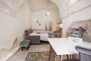 Iron/ironing board - GuestHost - Civic 32 Functional Studio (Ostuni)