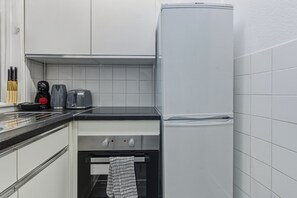 Kylskåp, mikrovågsugn, ugn och diskmaskin