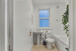 Hair dryer, towels, toilet paper - Bright Modern Apartment Close to Hammersmith (London)