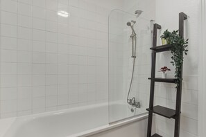 Hair dryer, towels, toilet paper - Bright Modern Apartment Close to Hammersmith (London)