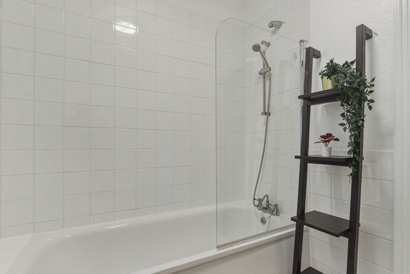 Hair dryer, towels, toilet paper - Bright Modern Apartment Close to Hammersmith (London)