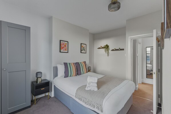 1 bedroom, iron/ironing board, WiFi, bed sheets - Bright Modern Apartment Close to Hammersmith (London)