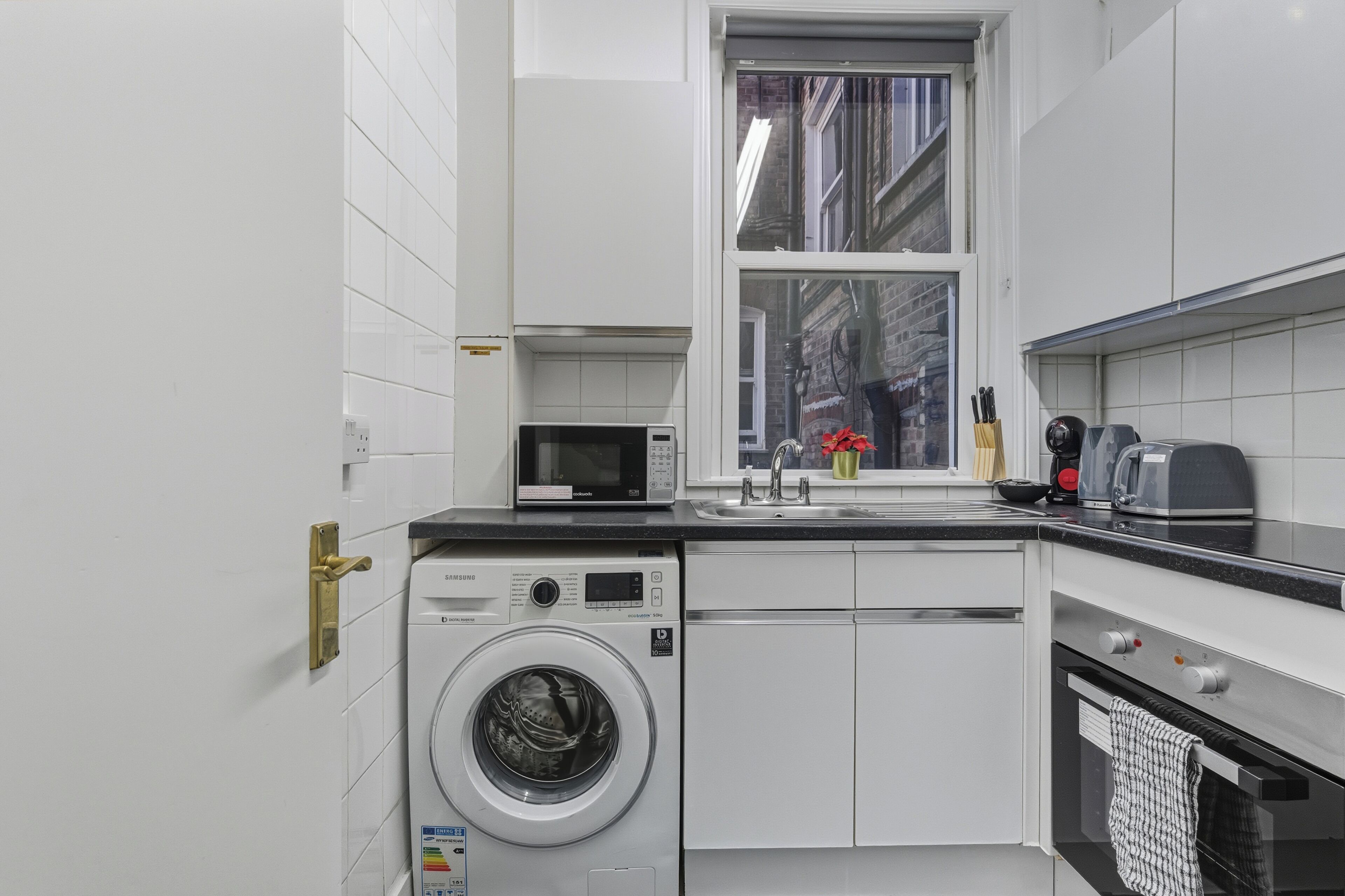 Kylskåp, mikrovågsugn, ugn och diskmaskin