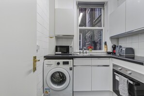 Fridge, microwave, oven, dishwasher - Bright Modern Apartment Close to Hammersmith (London)