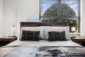 Desk, WiFi, bed sheets - Movie City TN! (Gated Parking!) (Nashville)