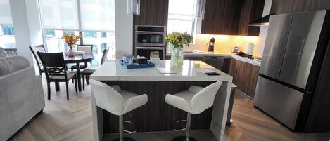 Refrigerador, microondas, horno, placa de cocina