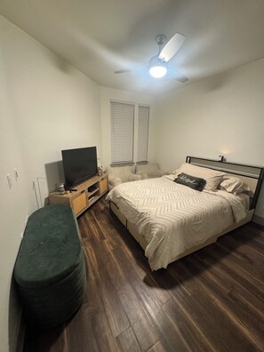 2 bedrooms, Internet, bed sheets - Charming 2-bedroom apartment with AC in gorgeous Addison (Addison)
