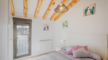 3 habitaciones, tabla de planchar con plancha, wifi y ropa de cama