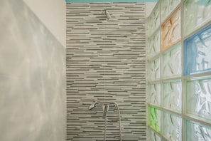Douche, sèche-cheveux, serviettes fournies