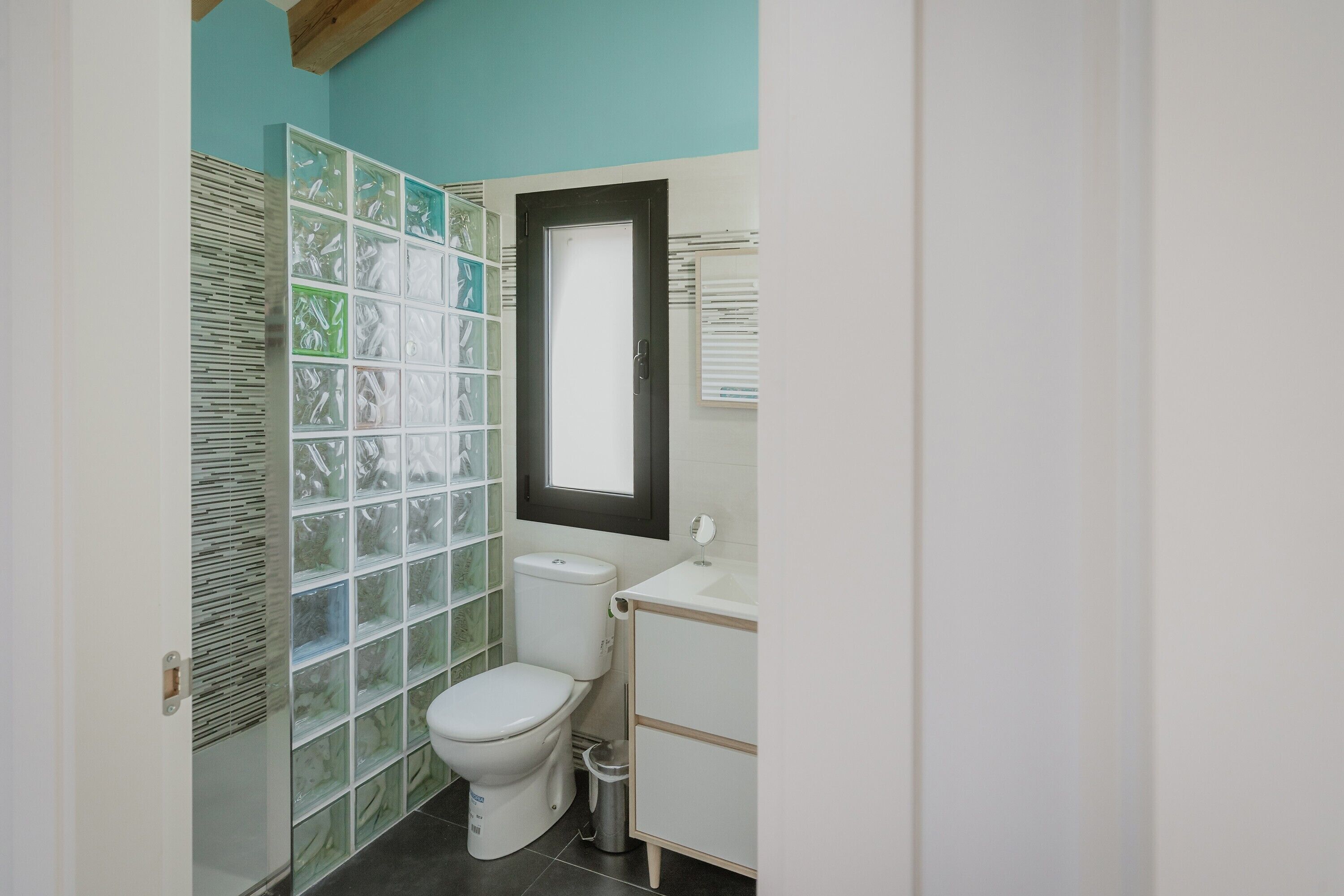 Een douche, een haardroger, handdoeken