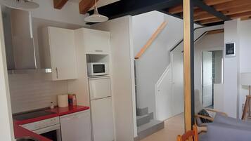 Een koelkast, een magnetron, een oven, een kookplaat