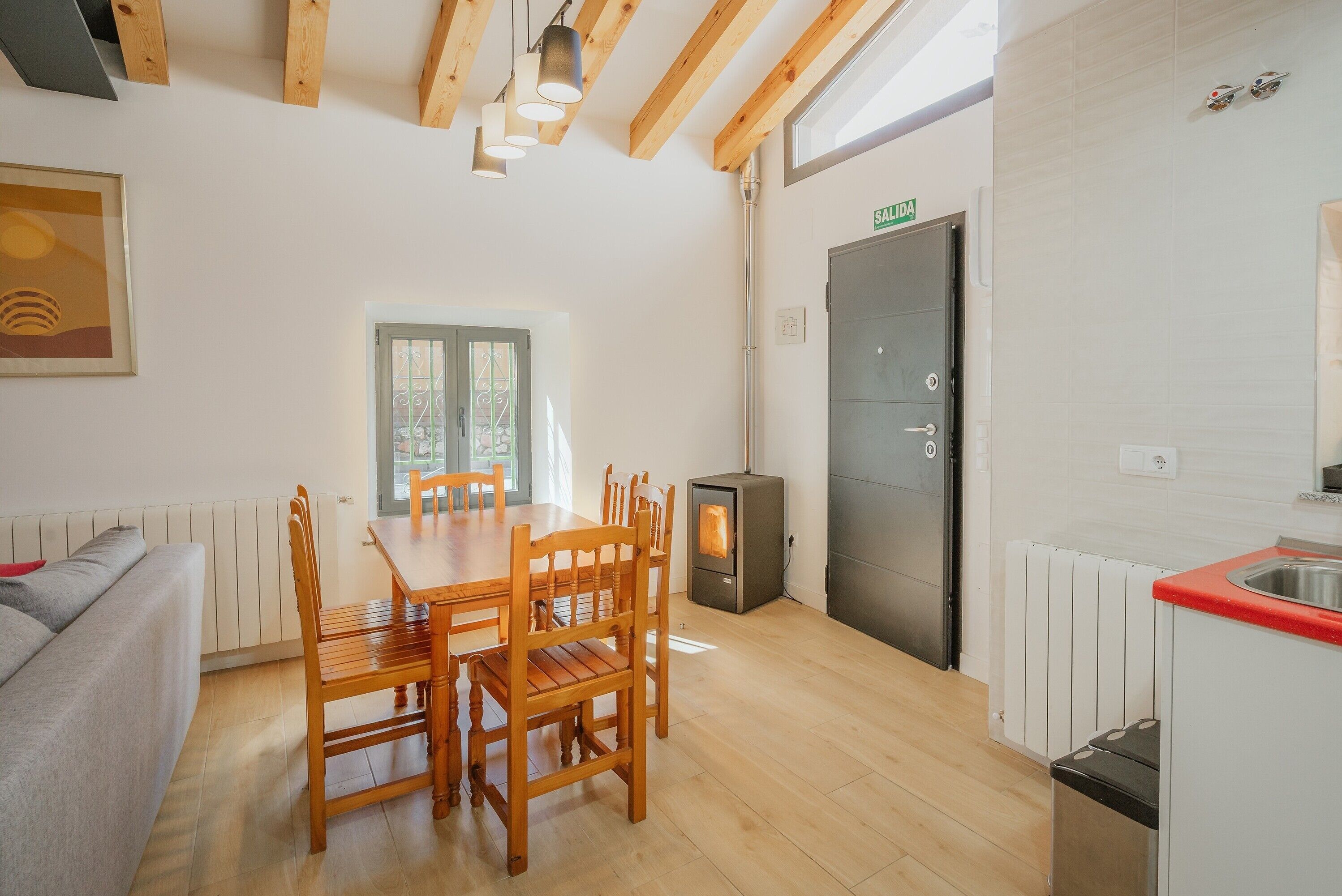 Una cocina moderna con comedor, estufa y radiador.