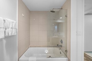 Shower, hair dryer, towels - Peaceful Bay View |Apartment Near Beach (Hallandale Beach)
