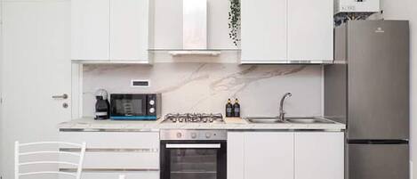 Kjøleskap, mikrobølgeovn, ovn og kokeplater