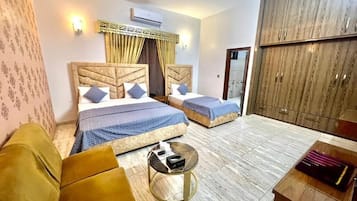 Quarto casal luxo, vista para a cidade | Quartos à prova de som, ferros/tábuas de passar roupa, Wi-Fi de cortesia