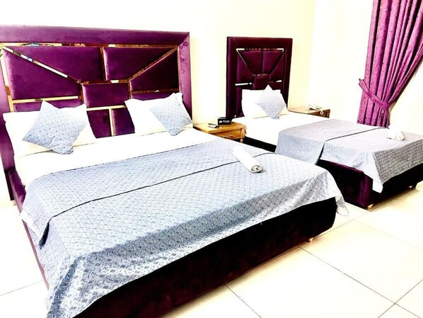 Deluxe Double Room, City View - Amada Inn Guest House (Karachi)