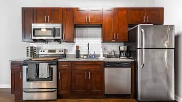 Coffee/tea maker, fridge, microwave, oven