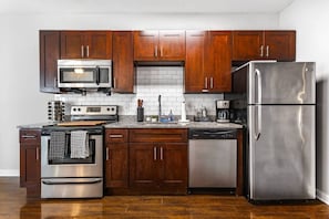 Fridge, microwave, oven, stovetop - `Amazing value, convenient location!` +Free prkng! (Nashville)