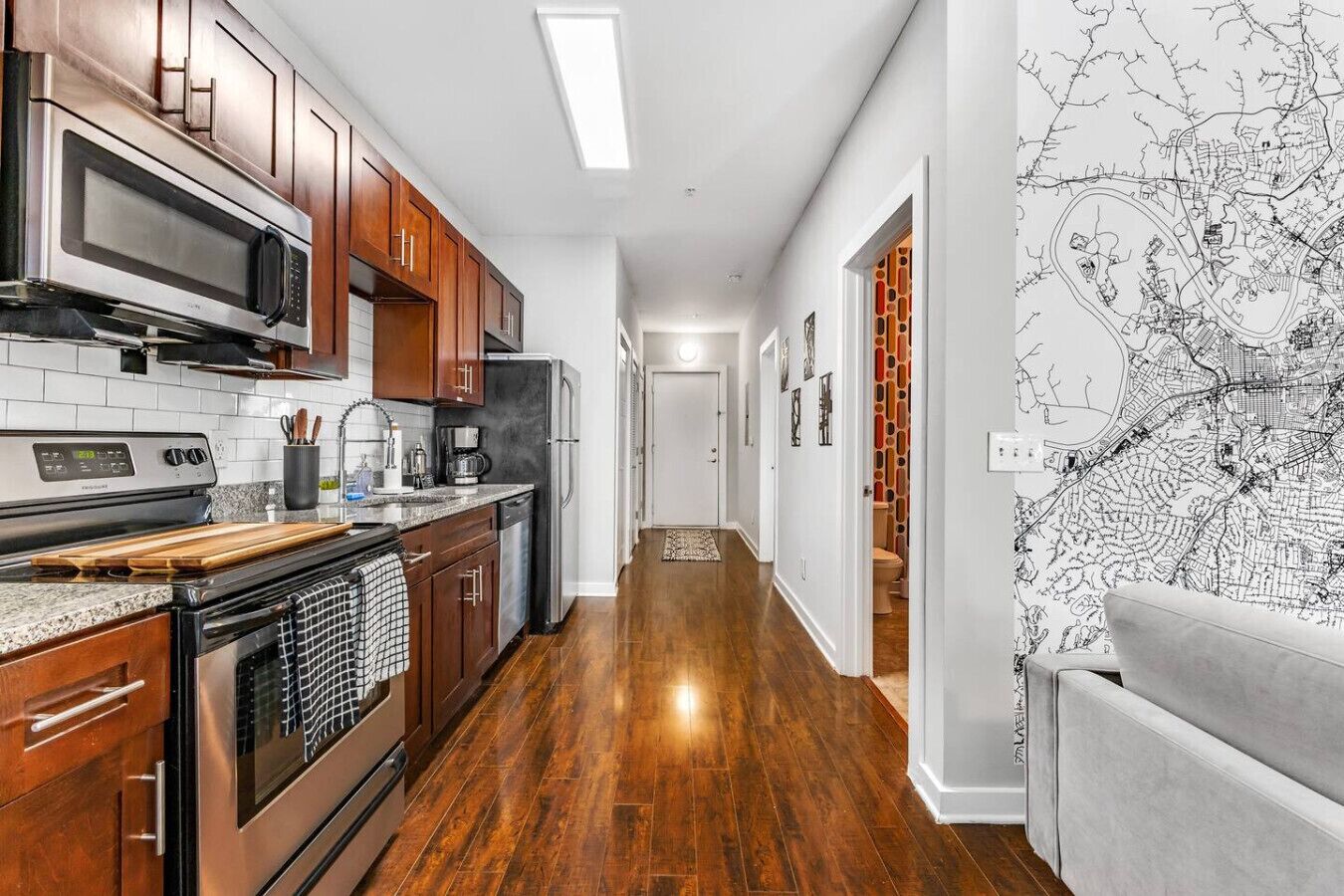 Frigorífic, microones, forn i placa de cuina 