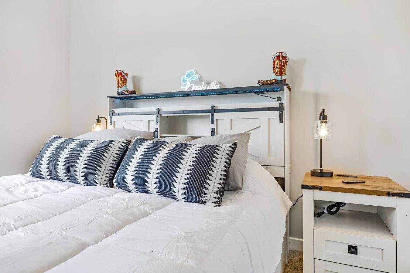 Schreibtisch, B ügeleisen/Bügelbrett, WLAN, Bettwäsche