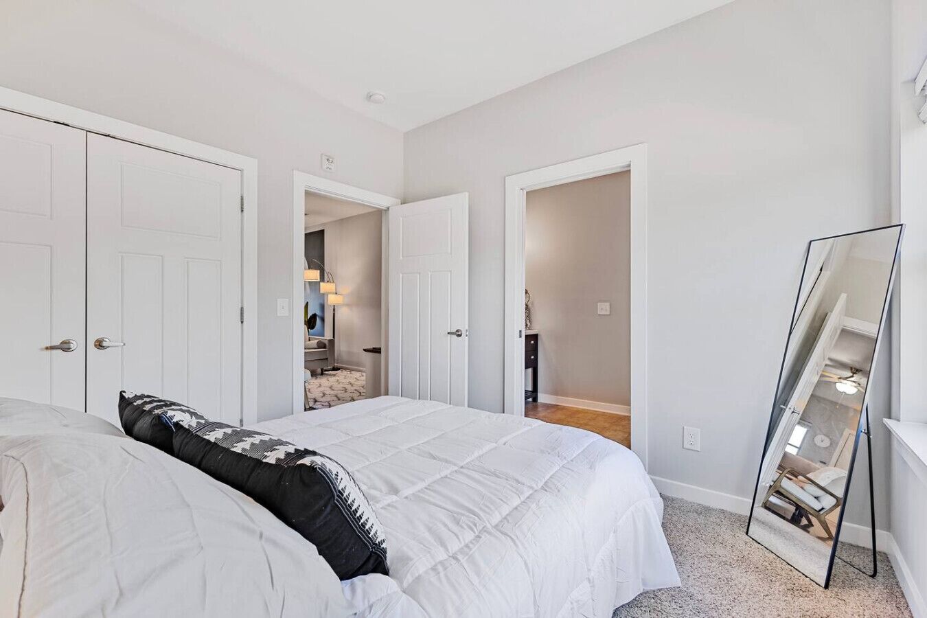 Desk, iron/ironing board, WiFi, bed sheets