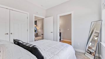 Desk, iron/ironing board, WiFi, bed sheets
