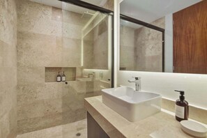 Shower, hair dryer, towels - Eco Penthouse - Private Plunge Pool - Beach Clubs (Tulum)