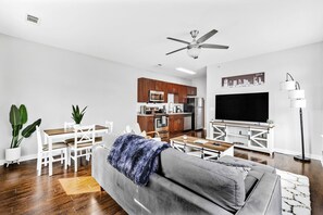 TV - Local to Everything! Private Gated Parking (Nashville)