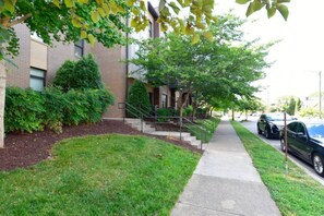 Property grounds - Local to Everything! Private Gated Parking (Nashville)