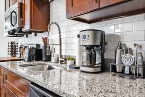 Wasserkocher mit Kaffee-/Teezubehör, Kühlschrank, Mikrowelle, Ofen