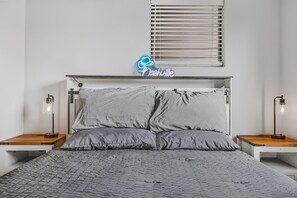 Desk, iron/ironing board, WiFi, bed sheets - Local to Everything! Private Gated Parking (Nashville)