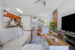 TV - Melody Motel (Gated Parking!) (Nashville)