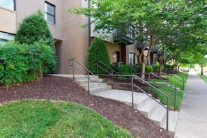 Exterior - Melody Motel (Gated Parking!) (Nashville)