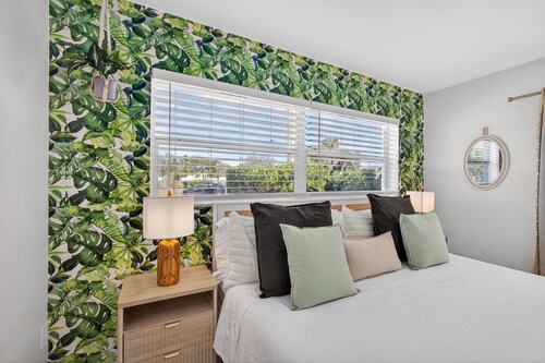 Sleeps 6, Minutes From Beach Gorgeous Backyard