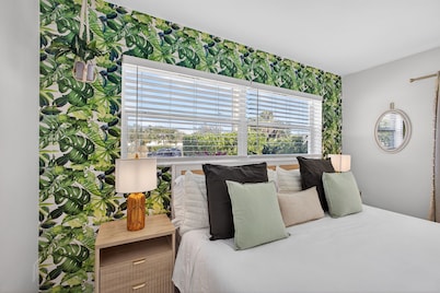 Sleeps 6, Minutes From Beach Gorgeous Backyard