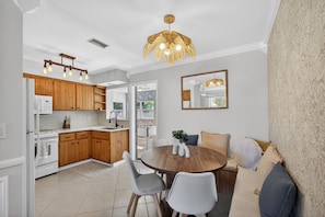 Fridge, microwave, oven, stovetop - Sleeps 6, Minutes From Beach Gorgeous Backyard (West Palm Beach)