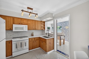 Fridge, microwave, oven, stovetop - Sleeps 6, Minutes From Beach Gorgeous Backyard (West Palm Beach)