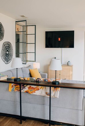 TV, fireplace, books, stereo - The Marigold at Mill Creek (Topping)